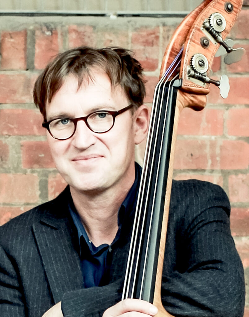 Axel Burkhardt mit Kontrabass