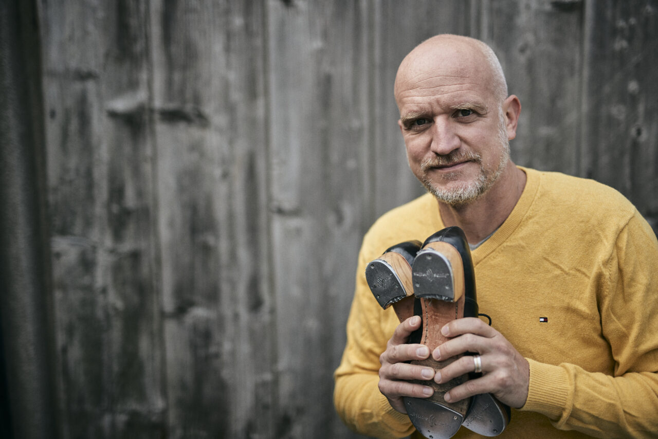 Thomas Marek mit Steppschuhen in der Hand